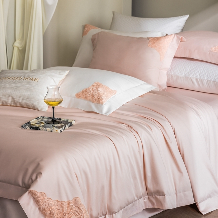 91家纺网 家纺一手货源 找家纺 初拾 2025新款100s全棉“精致”蕾丝花边四件套—嘉柏丽尔  嘉柏丽尔-浅樱粉