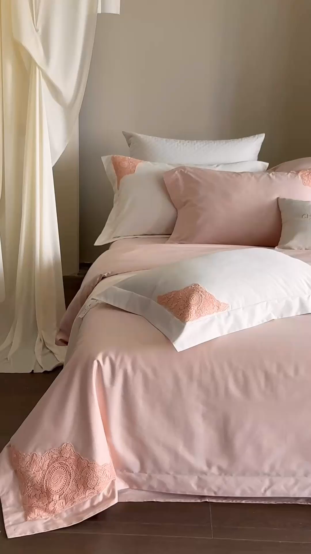 91家纺网 家纺一手货源 找家纺 初拾 2025新款100s全棉“精致”蕾丝花边四件套—嘉柏丽尔  嘉柏丽尔-浅樱粉