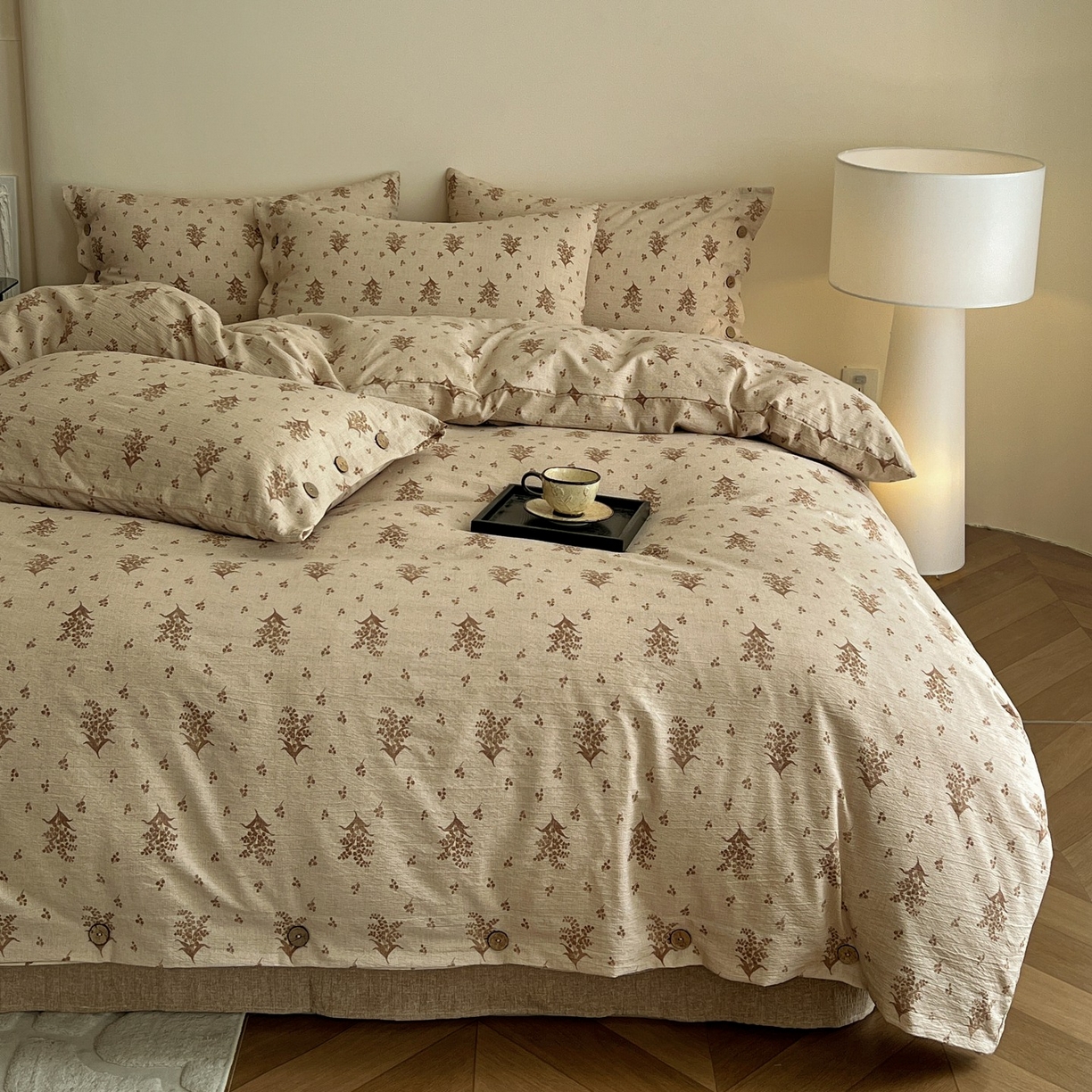 91家纺网 家纺一手货源 找家纺 梦纤绒 2025新款亚麻纽扣款四件套 秋意