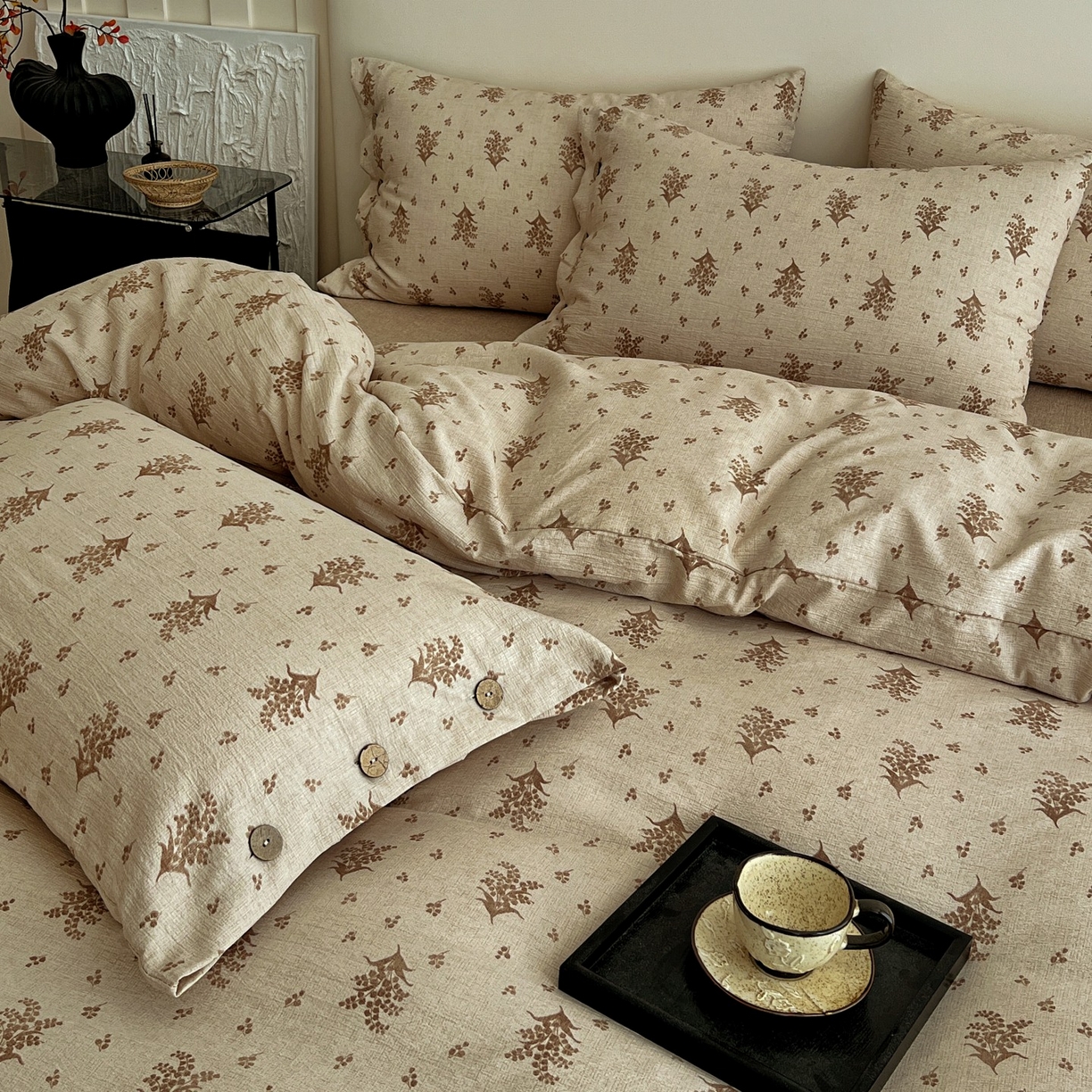 91家纺网 家纺一手货源 找家纺 梦纤绒 2025新款亚麻纽扣款四件套 秋意