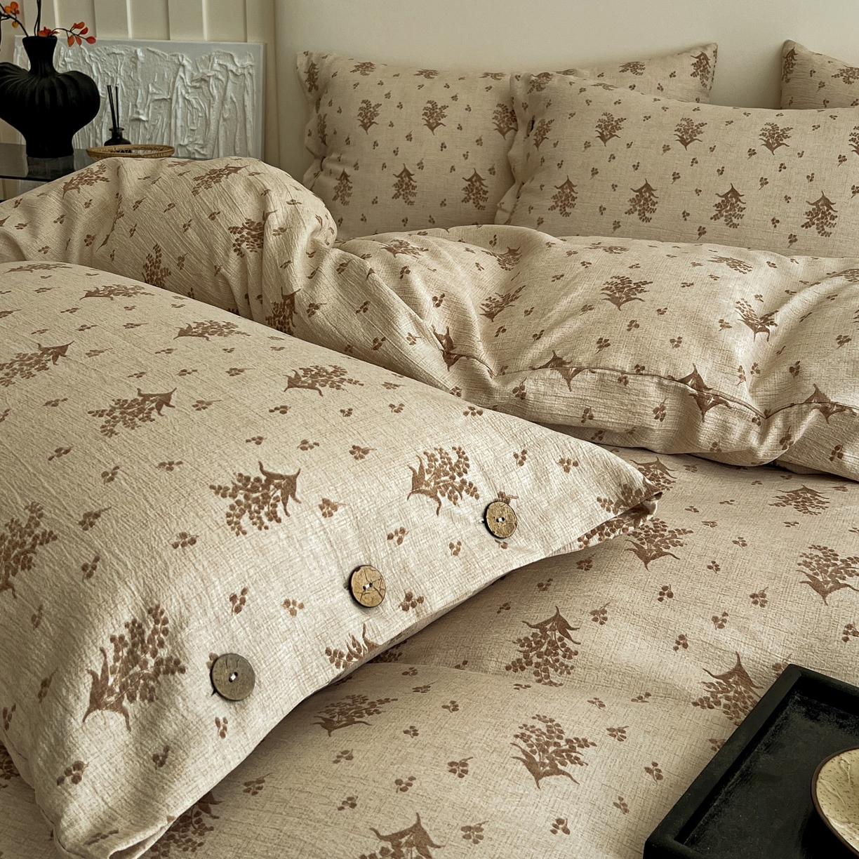 91家纺网 家纺一手货源 找家纺 梦纤绒 2025新款亚麻纽扣款四件套 秋意