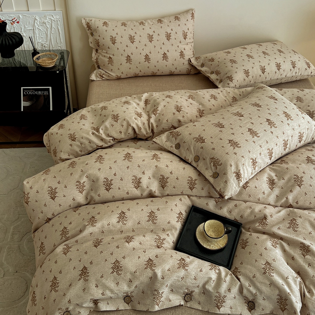 91家纺网 家纺一手货源 找家纺 梦纤绒 2025新款亚麻纽扣款四件套 秋意