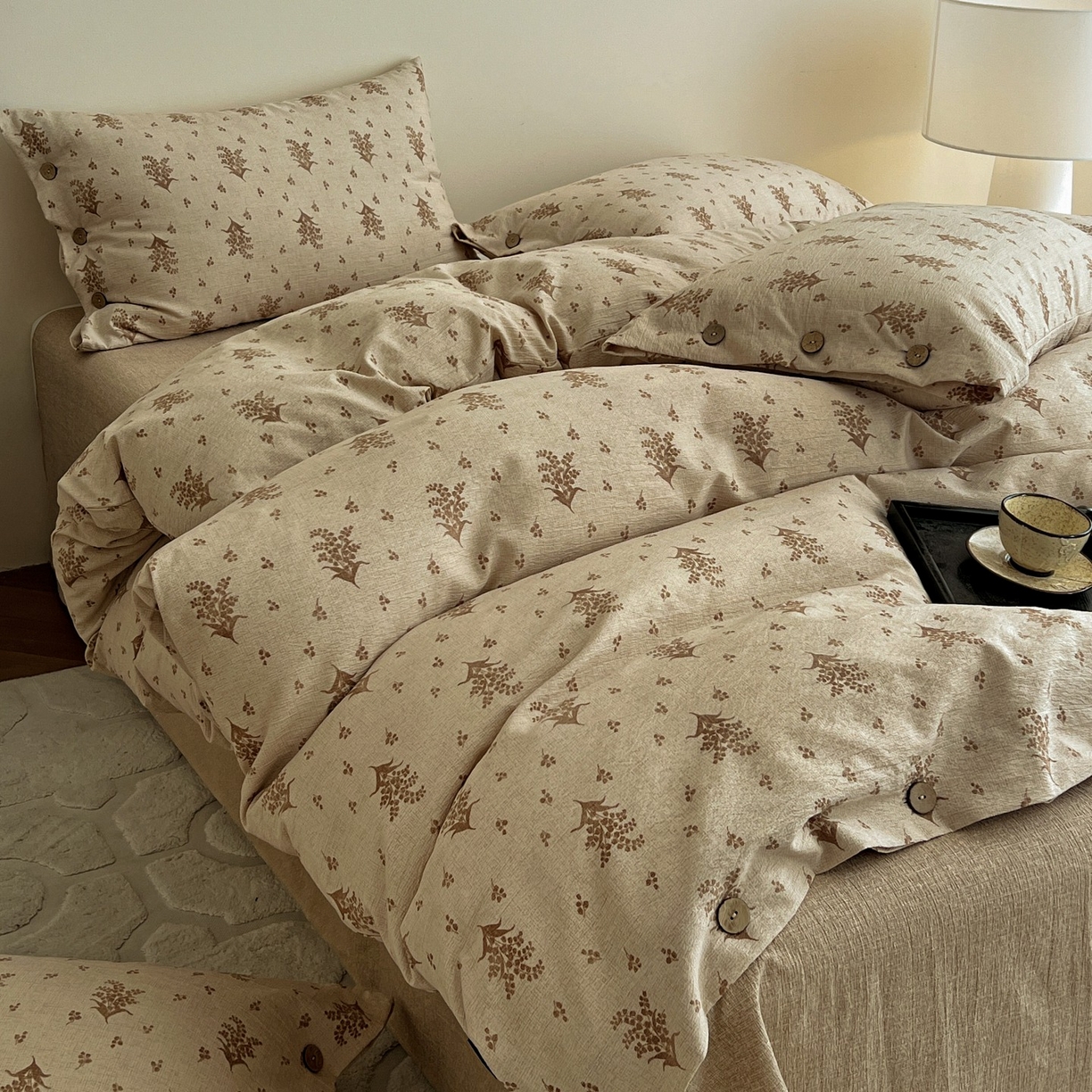 91家纺网 家纺一手货源 找家纺 梦纤绒 2025新款亚麻纽扣款四件套 秋意