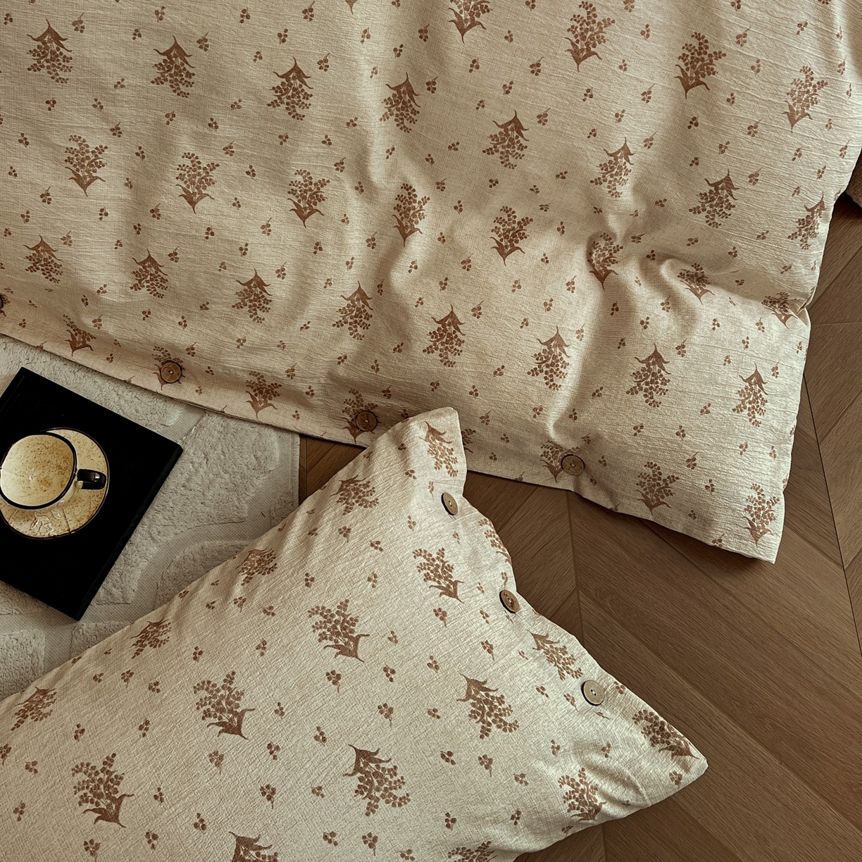 91家纺网 家纺一手货源 找家纺 梦纤绒 2025新款亚麻纽扣款四件套 秋意