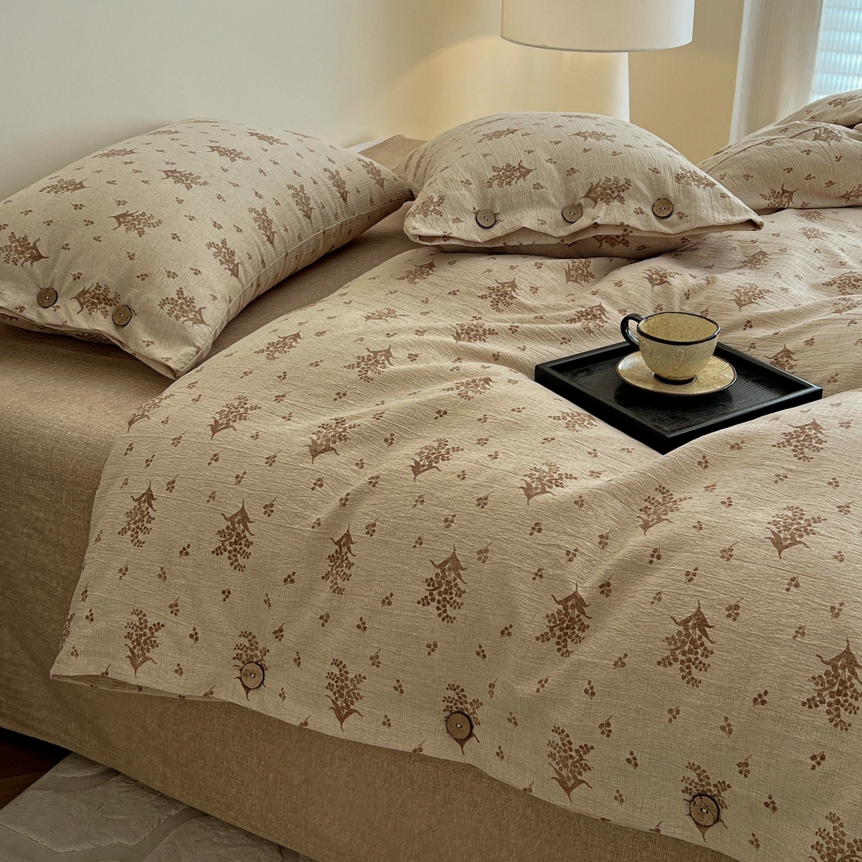 91家纺网 家纺一手货源 找家纺 梦纤绒 2025新款亚麻纽扣款四件套 秋意