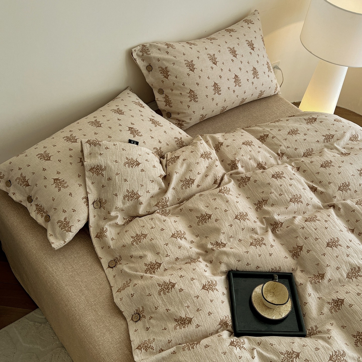 91家纺网 家纺一手货源 找家纺 梦纤绒 2025新款亚麻纽扣款四件套 秋意