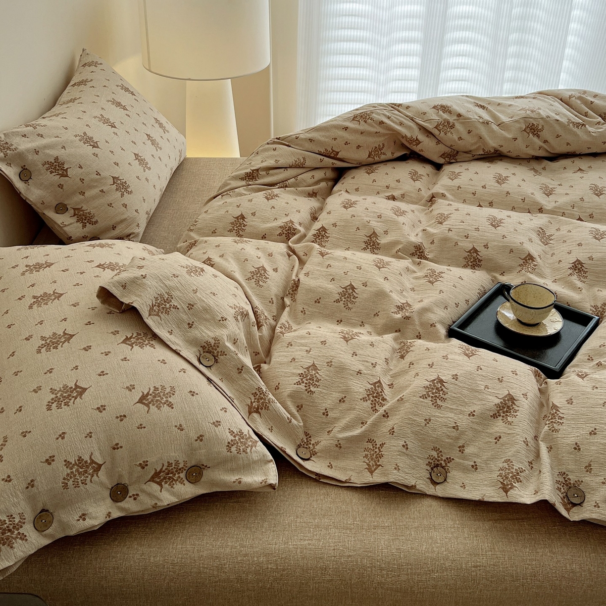 91家纺网 家纺一手货源 找家纺 梦纤绒 2025新款亚麻纽扣款四件套 秋意