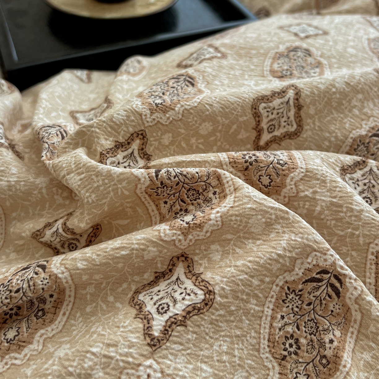 91家纺网 家纺一手货源 找家纺 梦纤绒 2025新款亚麻纽扣款四件套 时光里