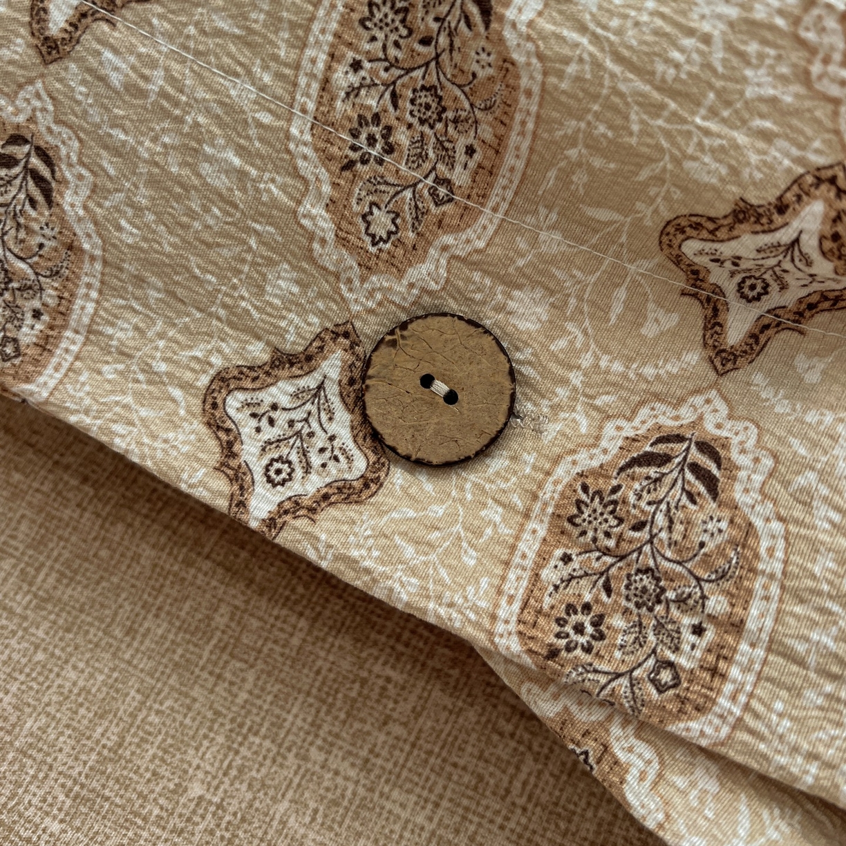 91家纺网 家纺一手货源 找家纺 梦纤绒 2025新款亚麻纽扣款四件套 时光里