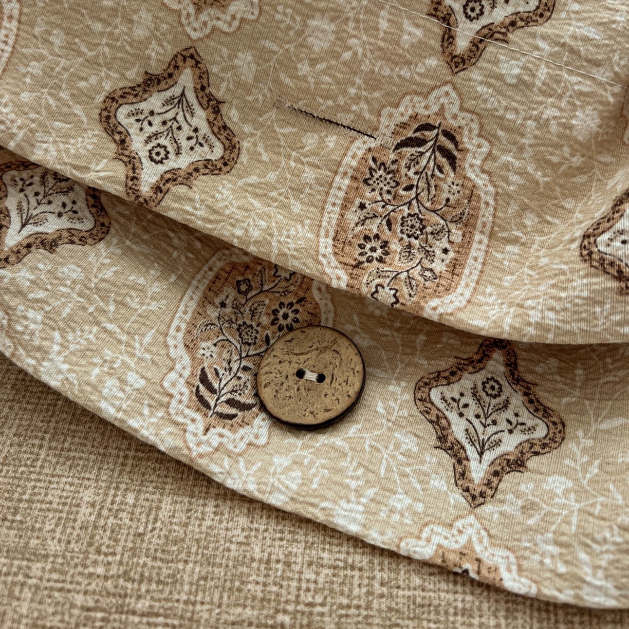 91家纺网 家纺一手货源 找家纺 梦纤绒 2025新款亚麻纽扣款四件套 时光里