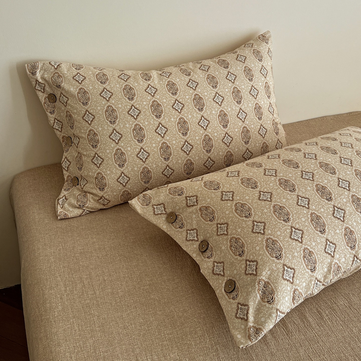 91家纺网 家纺一手货源 找家纺 梦纤绒 2025新款亚麻纽扣款四件套 时光里