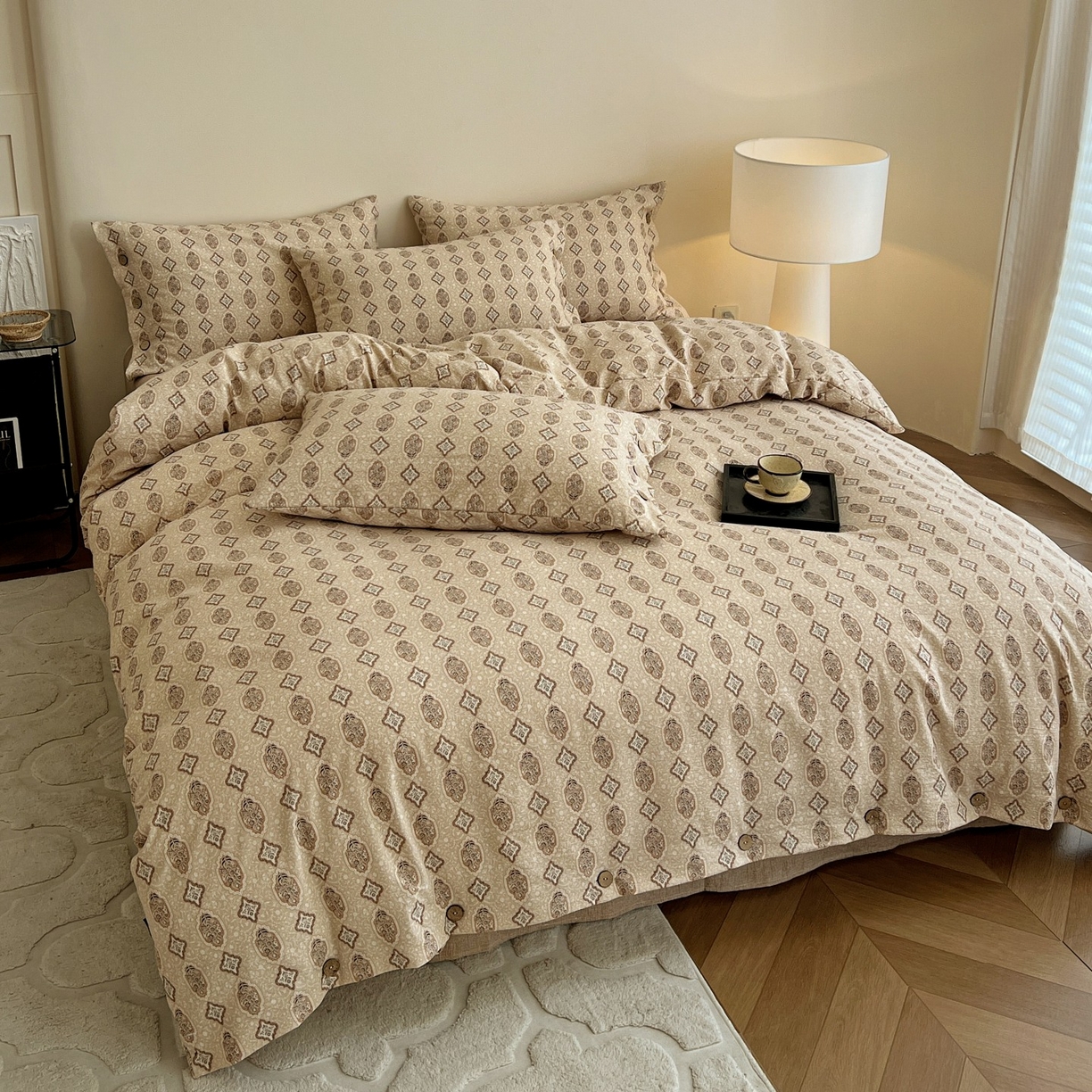 91家纺网 家纺一手货源 找家纺 梦纤绒 2025新款亚麻纽扣款四件套 时光里