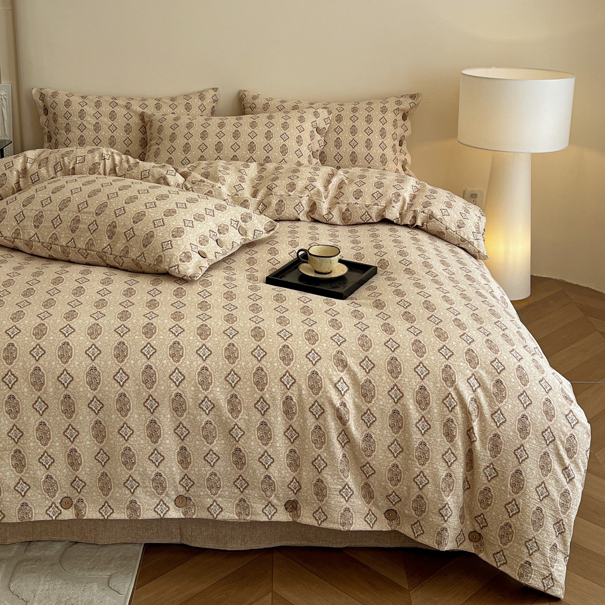 91家纺网 家纺一手货源 找家纺 梦纤绒 2025新款亚麻纽扣款四件套 时光里