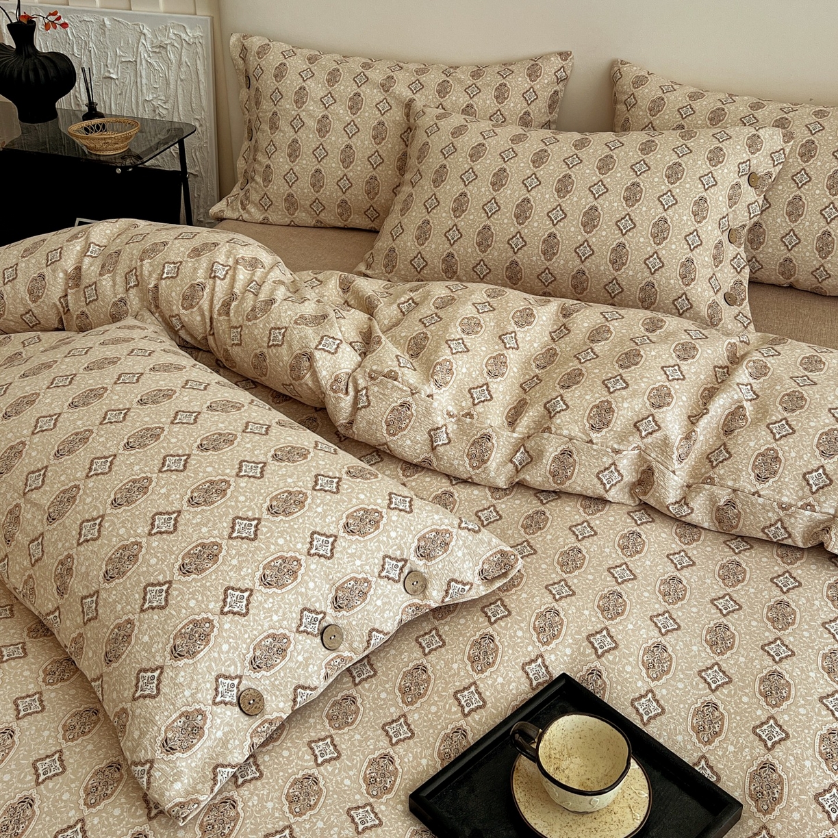 91家纺网 家纺一手货源 找家纺 梦纤绒 2025新款亚麻纽扣款四件套 时光里