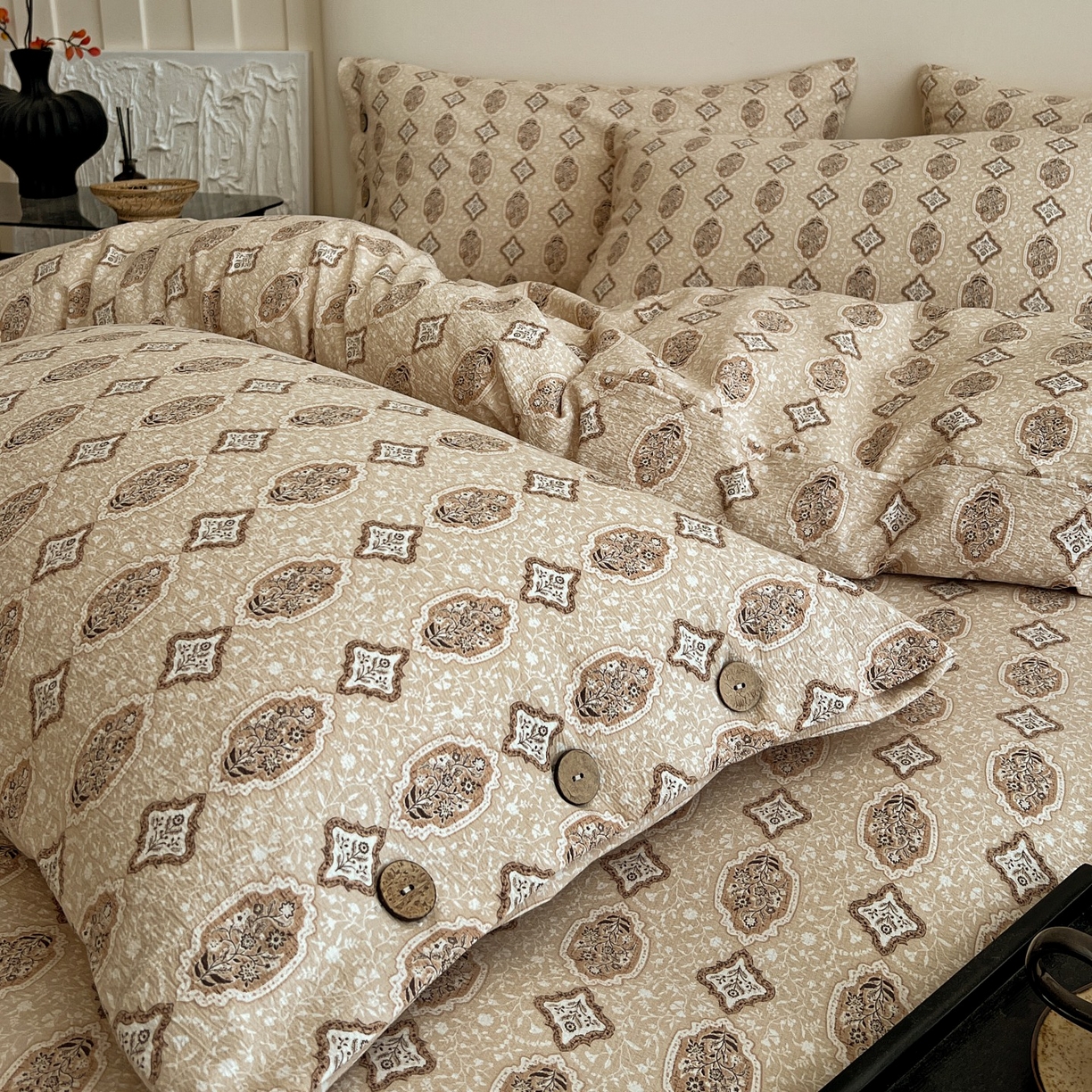 91家纺网 家纺一手货源 找家纺 梦纤绒 2025新款亚麻纽扣款四件套 时光里