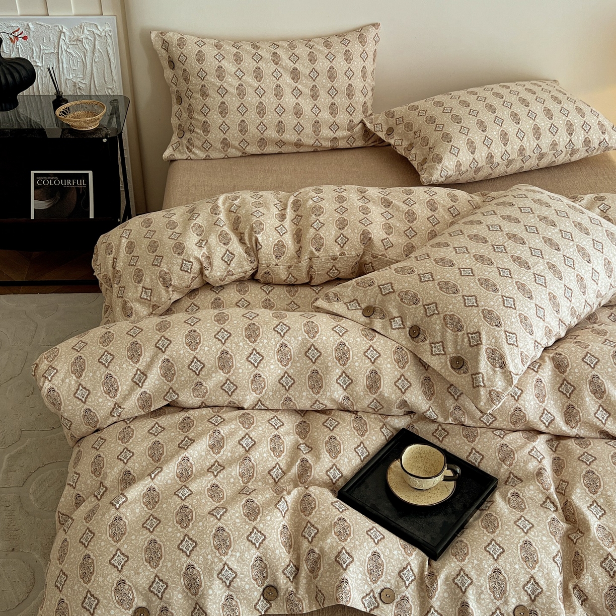 91家纺网 家纺一手货源 找家纺 梦纤绒 2025新款亚麻纽扣款四件套 时光里