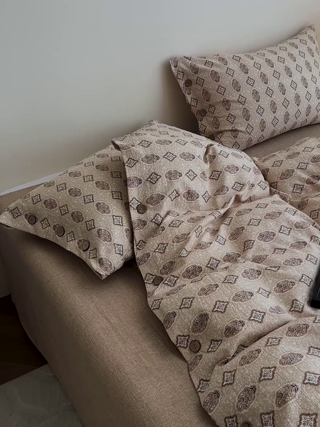 91家纺网 家纺一手货源 找家纺 梦纤绒 2025新款亚麻纽扣款四件套 时光里