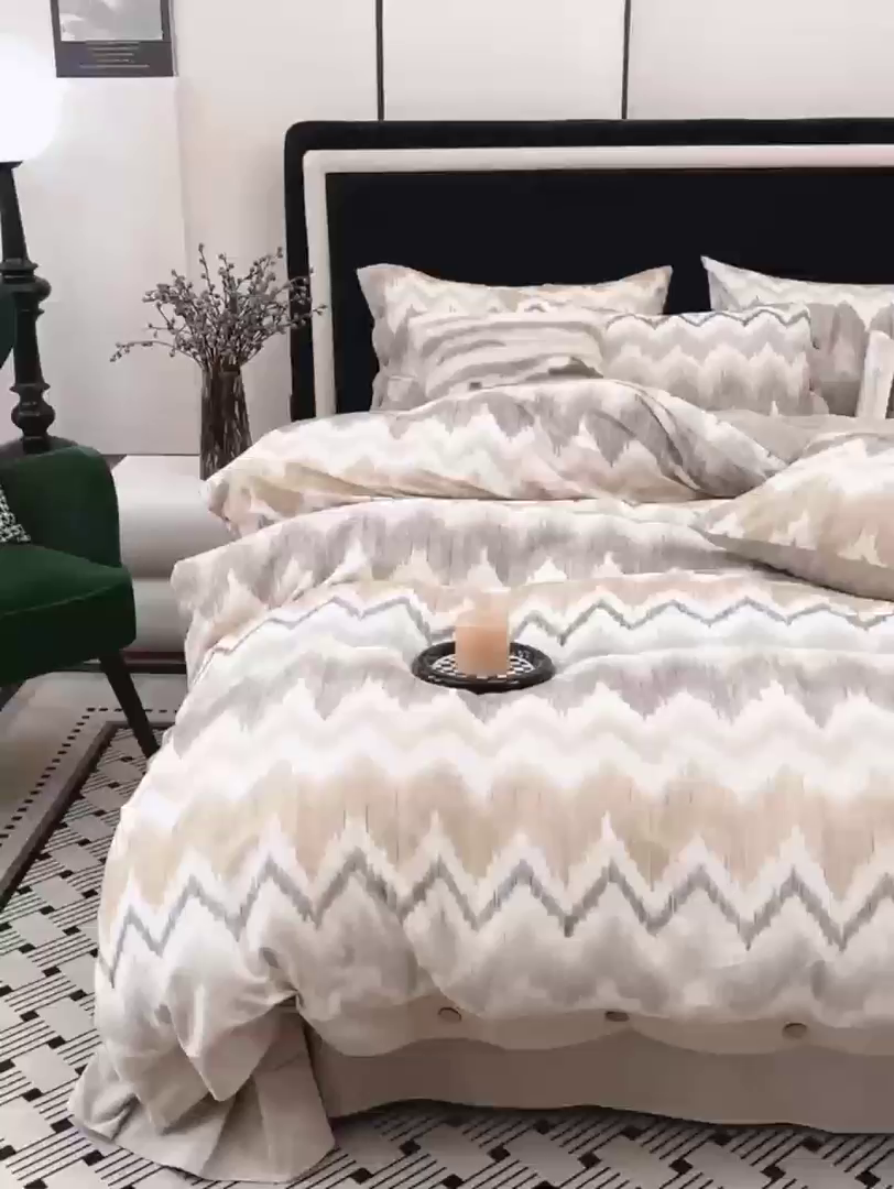 91家纺网 家纺一手货源 找家纺 未来家居 2025秋冬新款全棉加厚磨毛纽扣工艺四件套 雾岛叙事-卡其