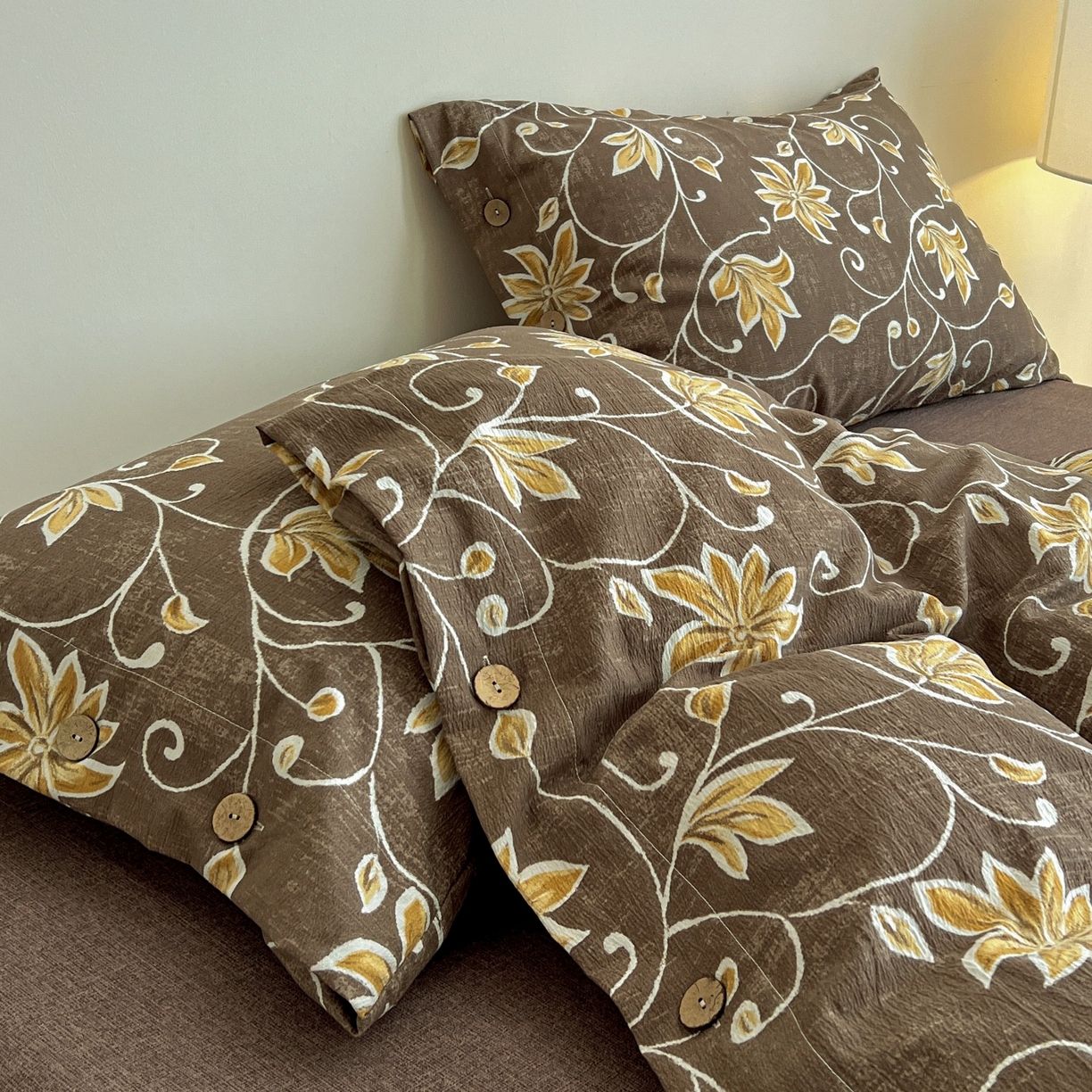 91家纺网 家纺一手货源 找家纺 梦纤绒 2025新款亚麻纽扣款四件套 一路繁花