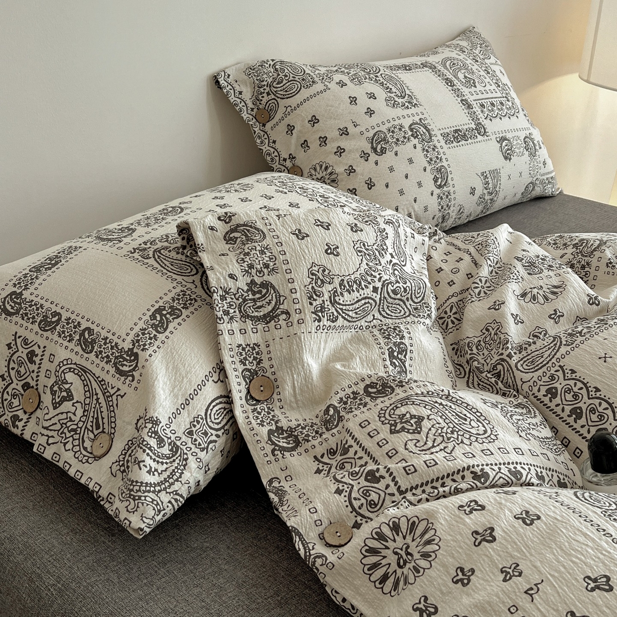 91家纺网 家纺一手货源 找家纺 梦纤绒 2025新款亚麻纽扣款四件套 伊甸园