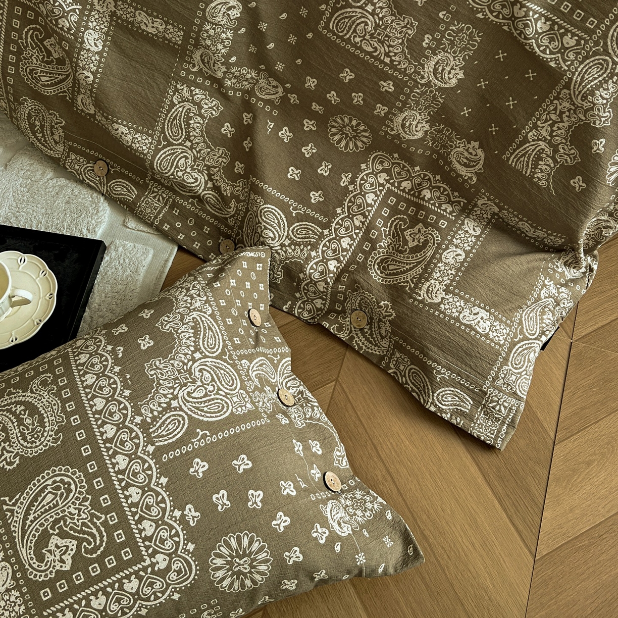 91家纺网 家纺一手货源 找家纺 梦纤绒 2025新款亚麻纽扣款四件套 印象庄园