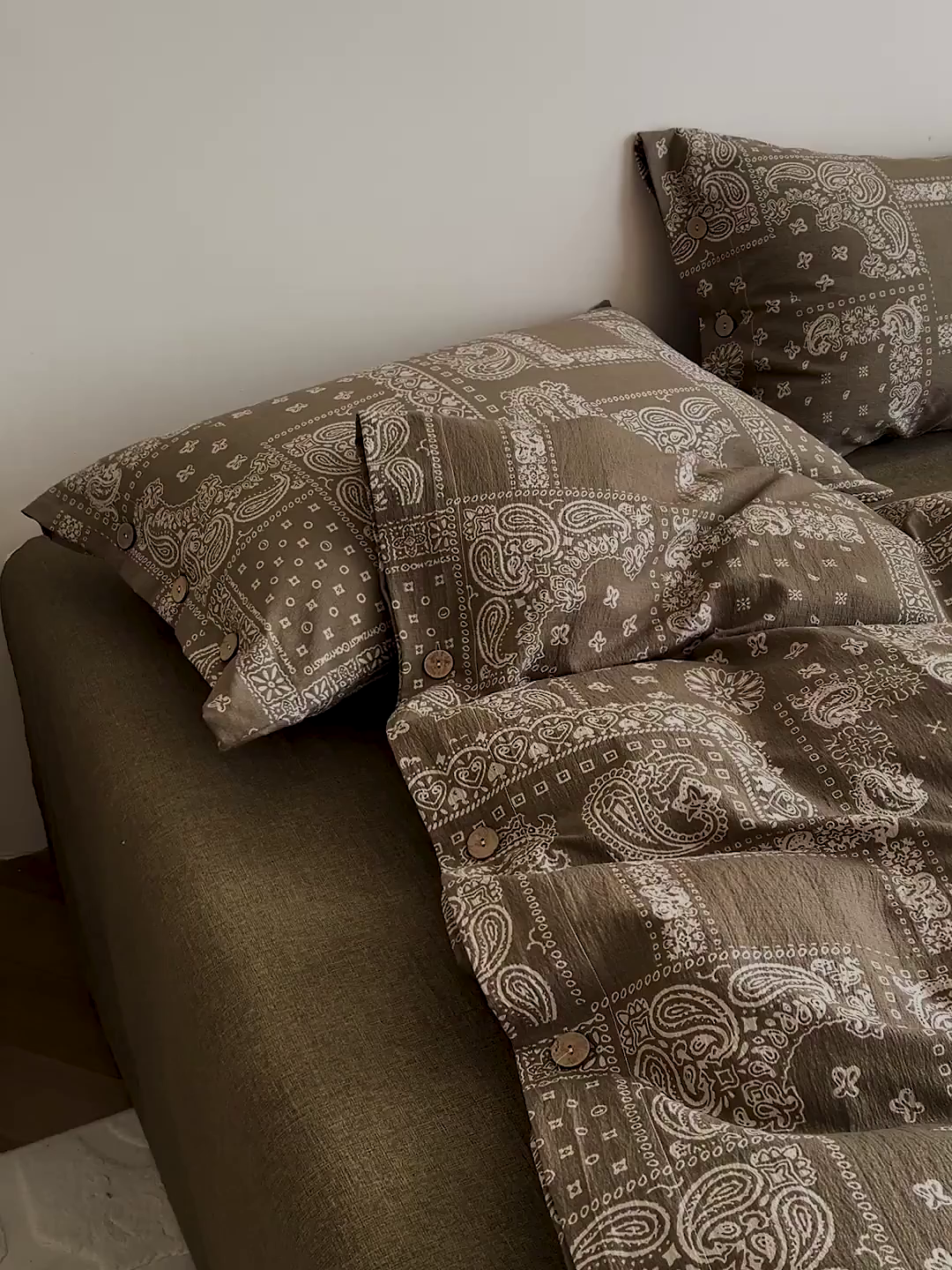 91家纺网 家纺一手货源 找家纺 梦纤绒 2025新款亚麻纽扣款四件套 印象庄园