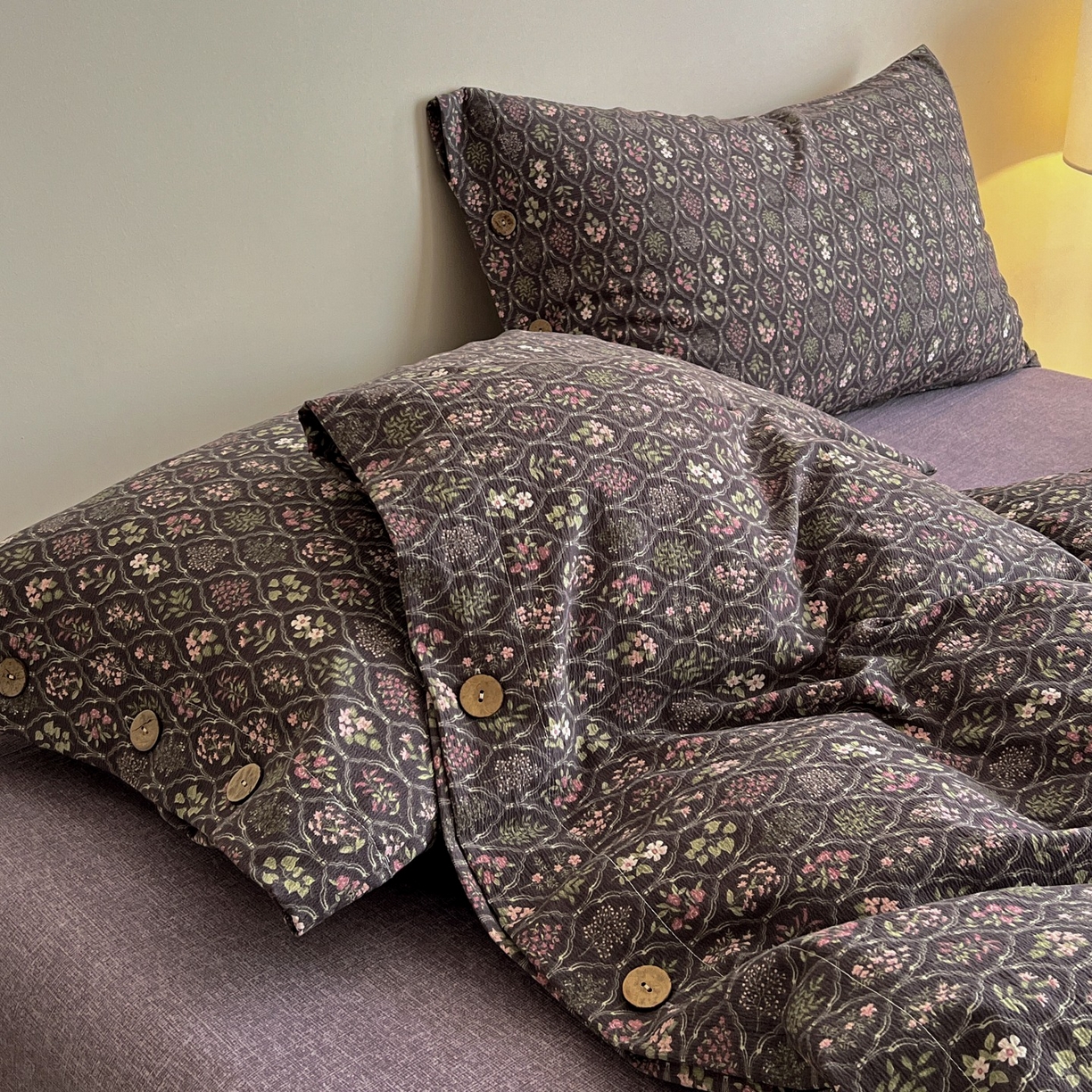 91家纺网 家纺一手货源 找家纺 梦纤绒 2025新款亚麻纽扣款四件套 紫韵