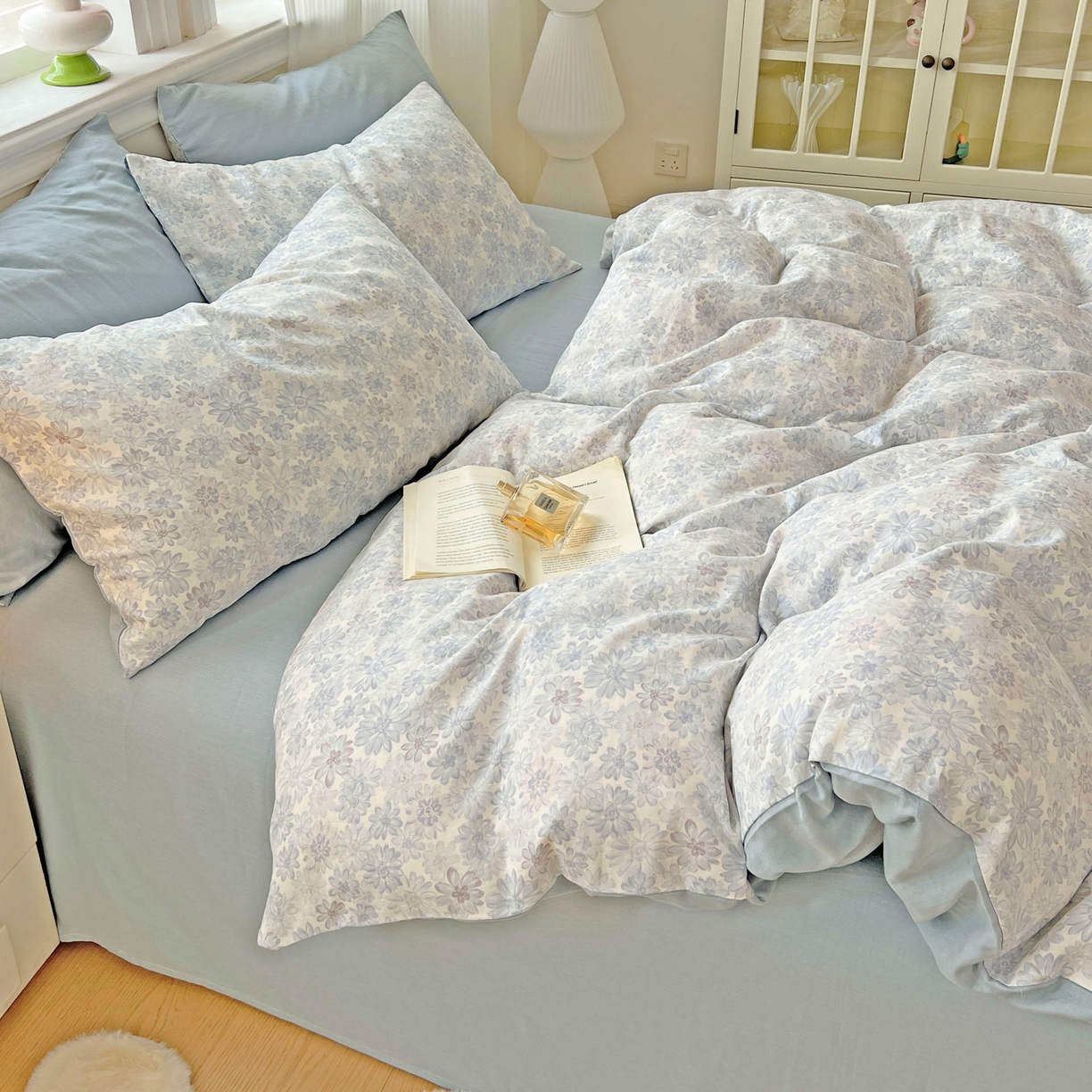 91家纺网 家纺一手货源 找家纺 小懒猪 2025新款全棉有氧有氧双层纱清新印花四件套 蓝花倩影