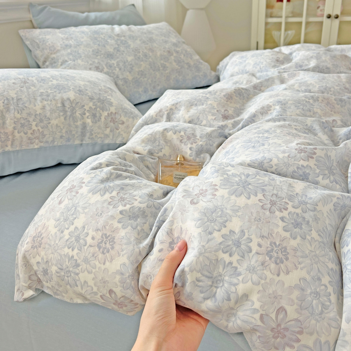 91家纺网 家纺一手货源 找家纺 小懒猪 2025新款全棉有氧有氧双层纱清新印花四件套 蓝花倩影