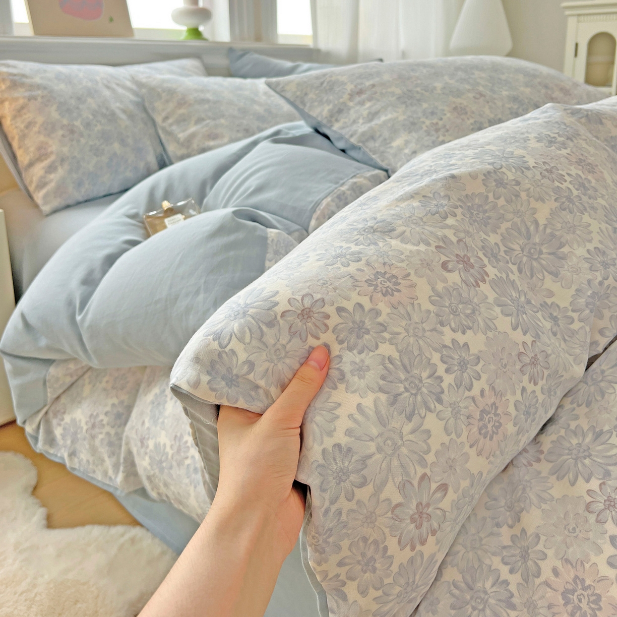 91家纺网 家纺一手货源 找家纺 小懒猪 2025新款全棉有氧有氧双层纱清新印花四件套 蓝花倩影