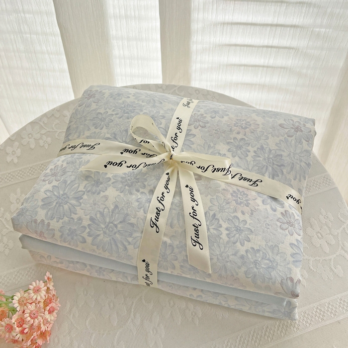 91家纺网 家纺一手货源 找家纺 小懒猪 2025新款全棉有氧有氧双层纱清新印花四件套 蓝花倩影