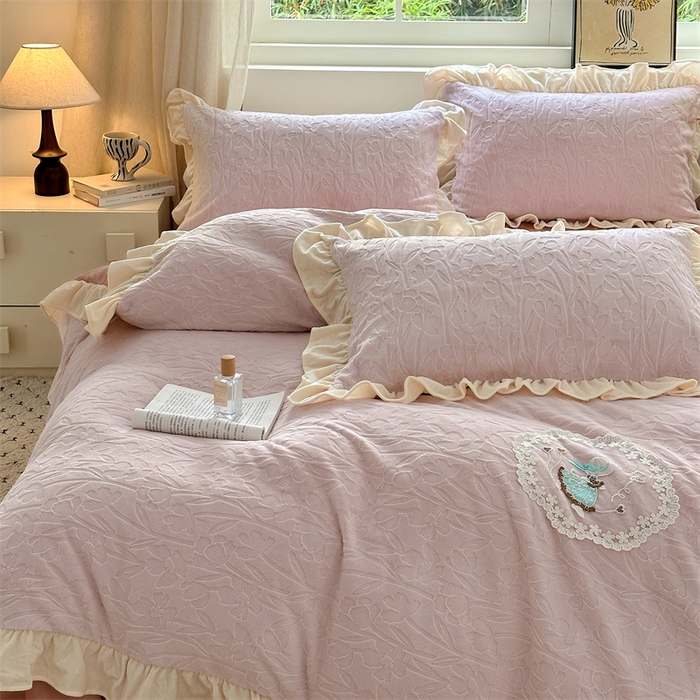 91家纺网 家纺一手货源 找家纺 兰紫橙家纺 2025新款韩式花边款剪花提花牛奶绒四件套 花边款-一路生花-粉