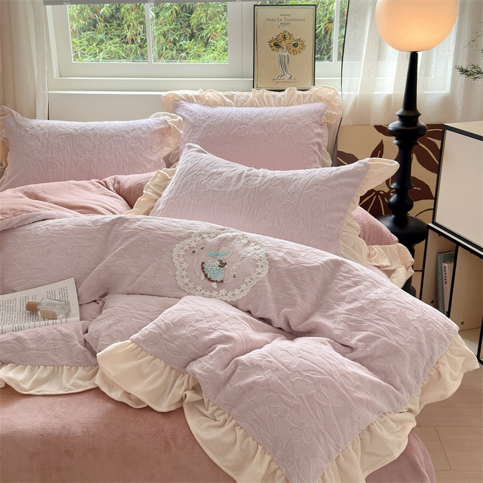 91家纺网 家纺一手货源 找家纺 兰紫橙家纺 2025新款韩式花边款剪花提花牛奶绒四件套 花边款-一路生花-粉