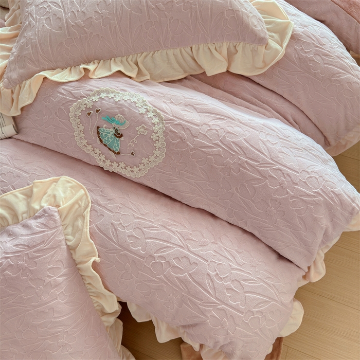 91家纺网 家纺一手货源 找家纺 兰紫橙家纺 2025新款韩式花边款剪花提花牛奶绒四件套 花边款-一路生花-粉