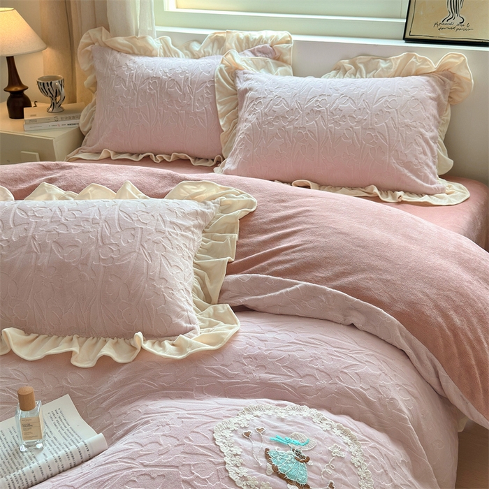 91家纺网 家纺一手货源 找家纺 兰紫橙家纺 2025新款韩式花边款剪花提花牛奶绒四件套 花边款-一路生花-粉