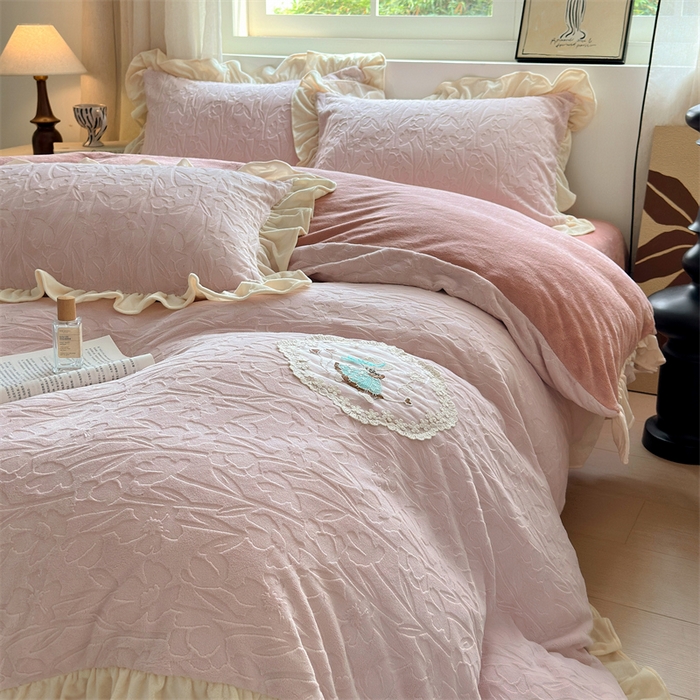 91家纺网 家纺一手货源 找家纺 兰紫橙家纺 2025新款韩式花边款剪花提花牛奶绒四件套 花边款-一路生花-粉