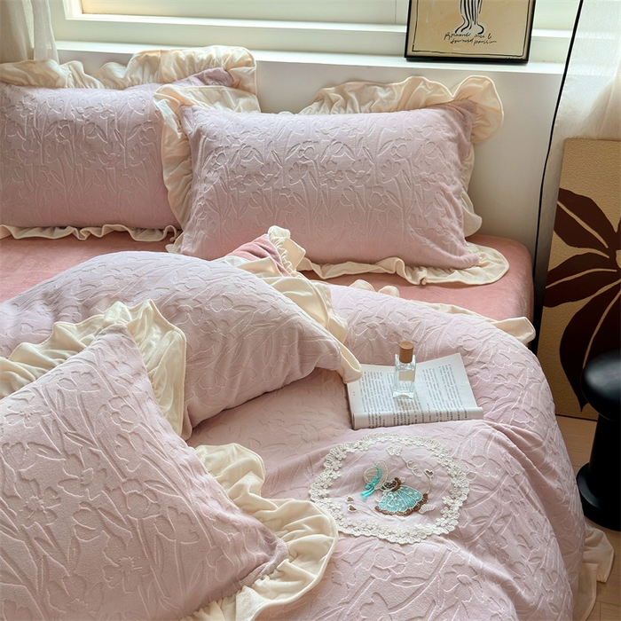 91家纺网 家纺一手货源 找家纺 兰紫橙家纺 2025新款韩式花边款剪花提花牛奶绒四件套 花边款-一路生花-粉