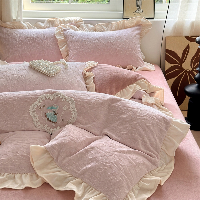 91家纺网 家纺一手货源 找家纺 兰紫橙家纺 2025新款韩式花边款剪花提花牛奶绒四件套 花边款-一路生花-粉