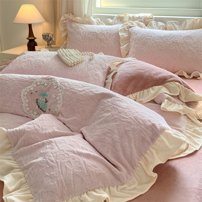 91家纺网 家纺一手货源 找家纺 兰紫橙家纺 2025新款韩式花边款剪花提花牛奶绒四件套 花边款-一路生花-粉