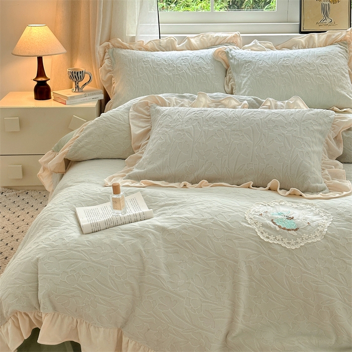 91家纺网 家纺一手货源 找家纺 兰紫橙家纺 2025新款韩式花边款剪花提花牛奶绒四件套 花边款-一路生花-绿