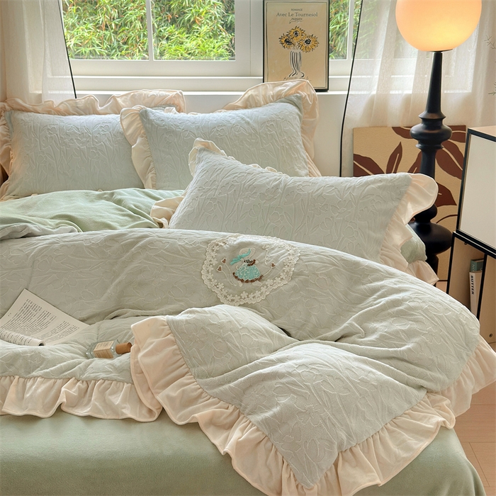 91家纺网 家纺一手货源 找家纺 兰紫橙家纺 2025新款韩式花边款剪花提花牛奶绒四件套 花边款-一路生花-绿