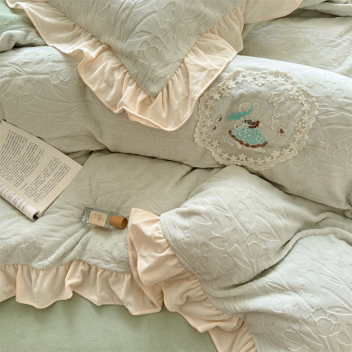 91家纺网 家纺一手货源 找家纺 兰紫橙家纺 2025新款韩式花边款剪花提花牛奶绒四件套 花边款-一路生花-绿