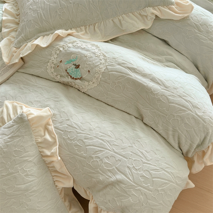 91家纺网 家纺一手货源 找家纺 兰紫橙家纺 2025新款韩式花边款剪花提花牛奶绒四件套 花边款-一路生花-绿