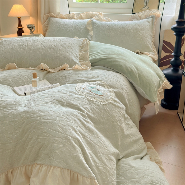 91家纺网 家纺一手货源 找家纺 兰紫橙家纺 2025新款韩式花边款剪花提花牛奶绒四件套 花边款-一路生花-绿