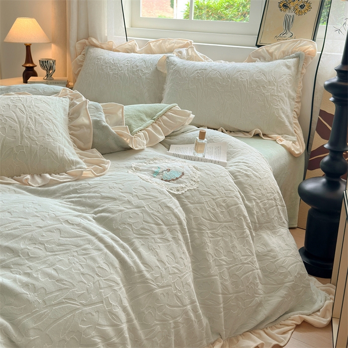 91家纺网 家纺一手货源 找家纺 兰紫橙家纺 2025新款韩式花边款剪花提花牛奶绒四件套 花边款-一路生花-绿