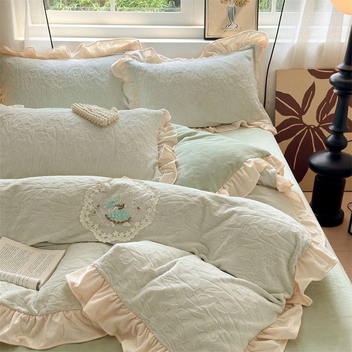 91家纺网 家纺一手货源 找家纺 兰紫橙家纺 2025新款韩式花边款剪花提花牛奶绒四件套 花边款-一路生花-绿