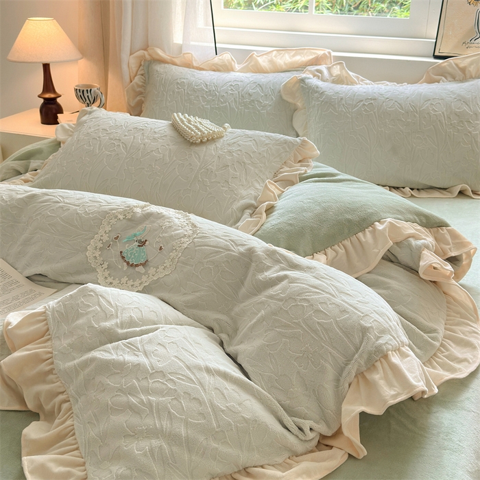 91家纺网 家纺一手货源 找家纺 兰紫橙家纺 2025新款韩式花边款剪花提花牛奶绒四件套 花边款-一路生花-绿