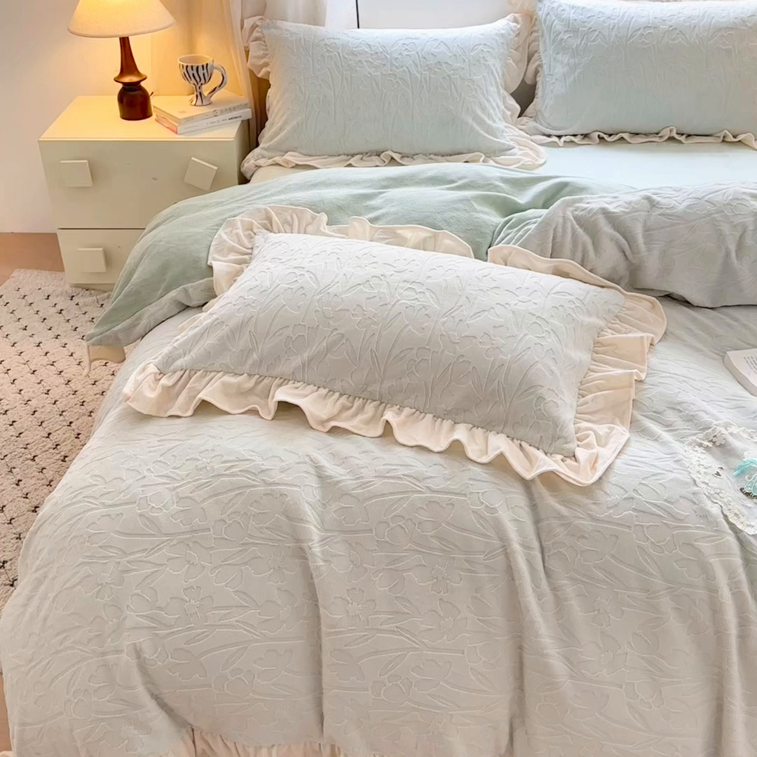 91家纺网 家纺一手货源 找家纺 兰紫橙家纺 2025新款韩式花边款剪花提花牛奶绒四件套 花边款-一路生花-绿