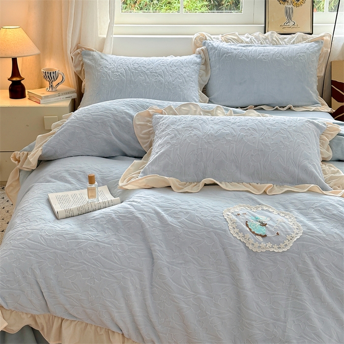 91家纺网 家纺一手货源 找家纺 兰紫橙家纺 2025新款韩式花边款剪花提花牛奶绒四件套 花边款-一路生花-蓝