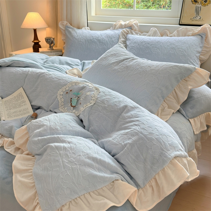 91家纺网 家纺一手货源 找家纺 兰紫橙家纺 2025新款韩式花边款剪花提花牛奶绒四件套 花边款-一路生花-蓝